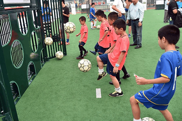 培养孩子足球爱好，从运球技巧基础开始